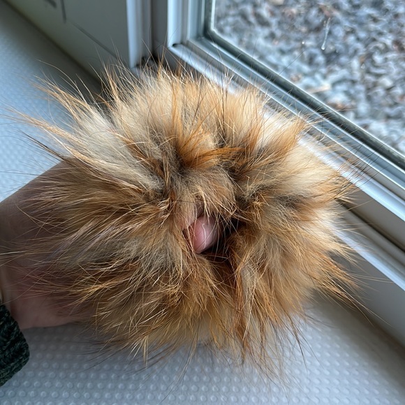 Authentic Recycled Fur Scrunchie / Lynx - Picture 2 of 4